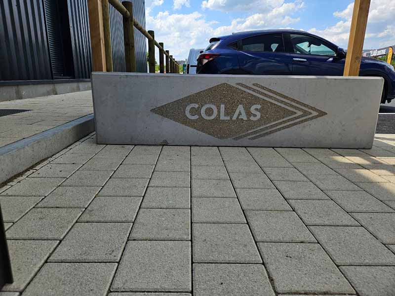 collectivites-icaria-banc-colas Banc béton pour l'entreprise Colas